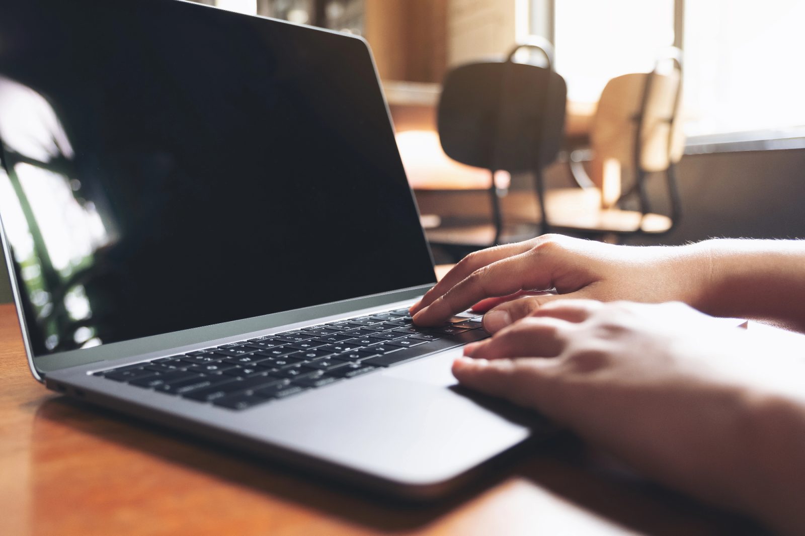 Zaslon prenosnik mi je kar naenkrat odpovedal